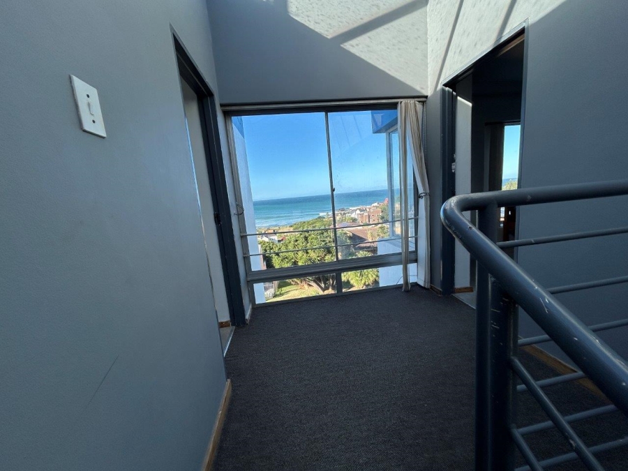 7 Bedroom Property for Sale in Wavecrest Eastern Cape